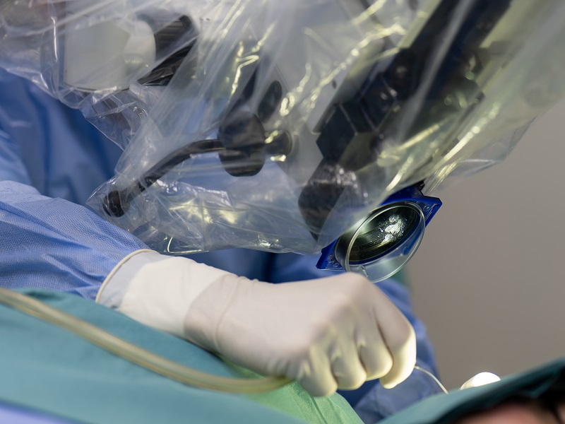 операції на вухах