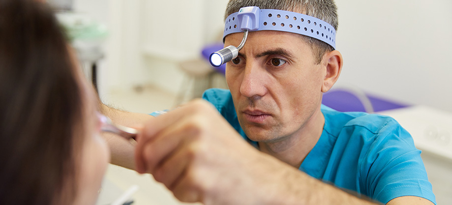 огляд отоларинголога