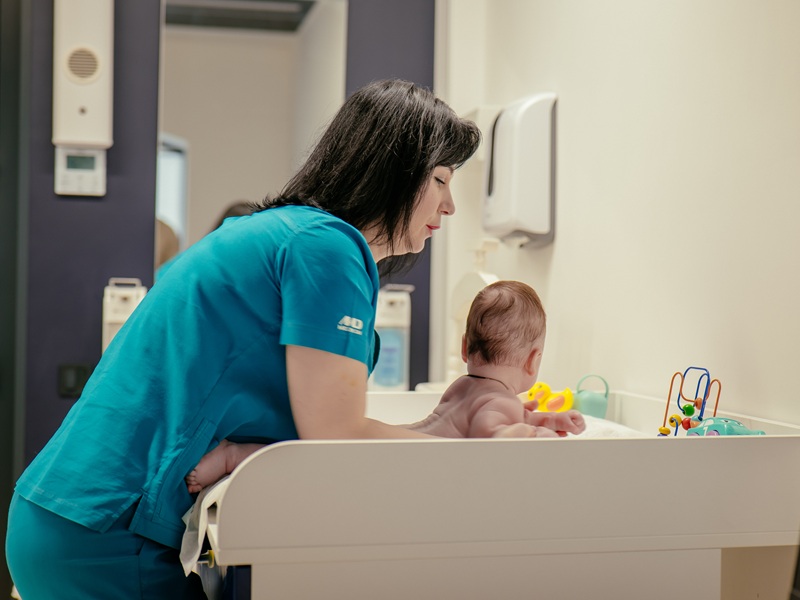 масаж для немовлят