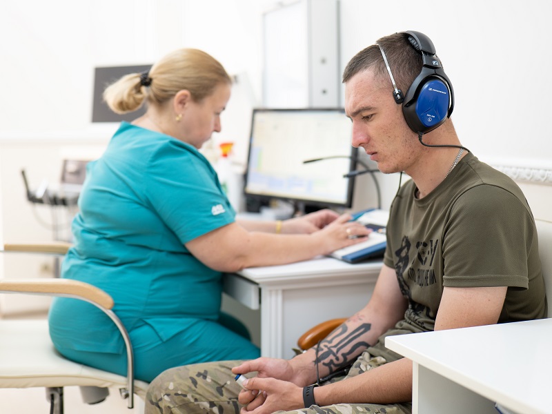 перевірка слуху