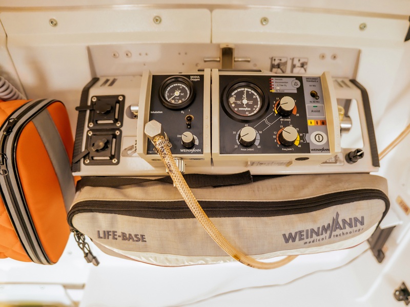 киснева підртимка в автомобілі невідкладної допомоги кисень