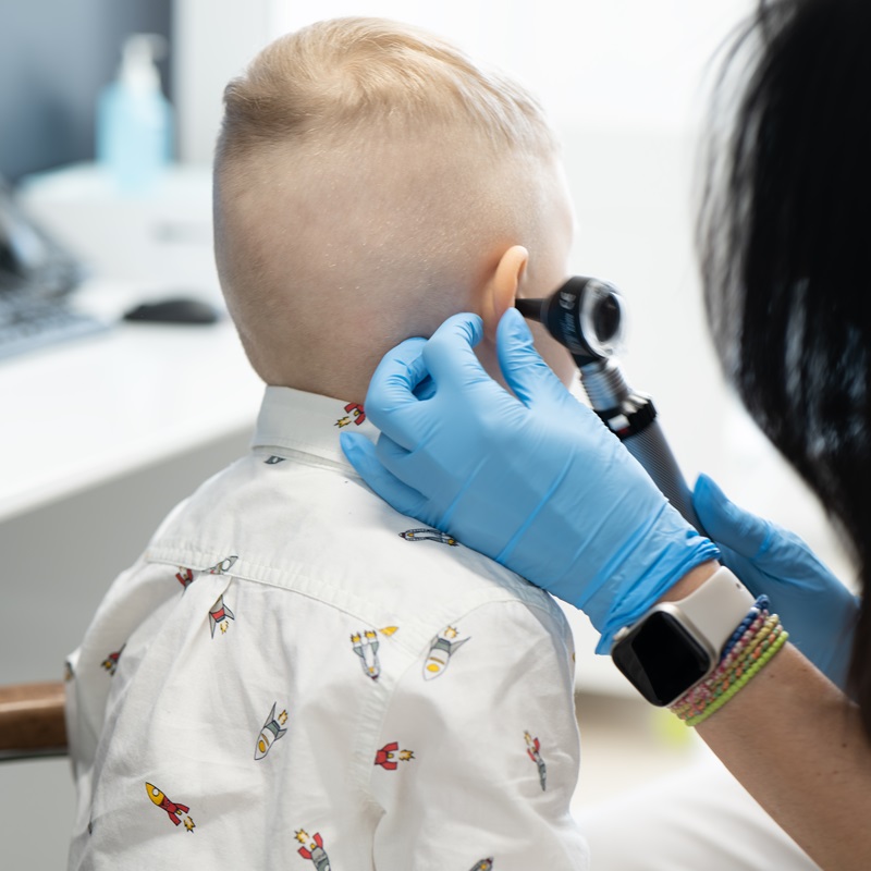 огляд вуха дитині