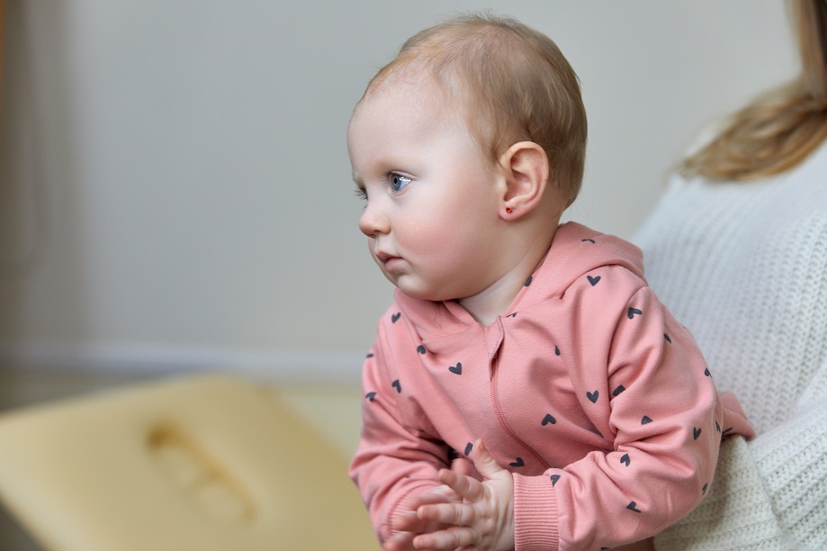 дівчинка після проколювання вушок